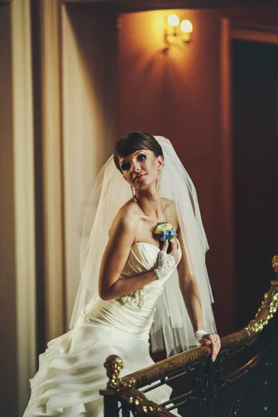 Vonzó menyasszony, fehér ruhában — Stock Fotó