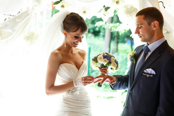 Novio y novia sonrientes — Foto de Stock