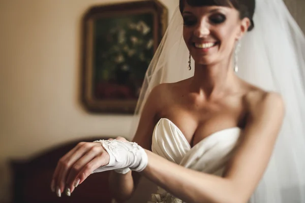 Braut zieht Handschuhe an — Stockfoto