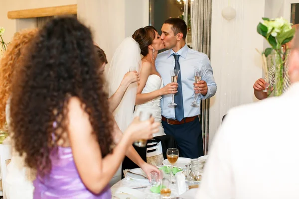 Feliz pareja besándose — Foto de Stock