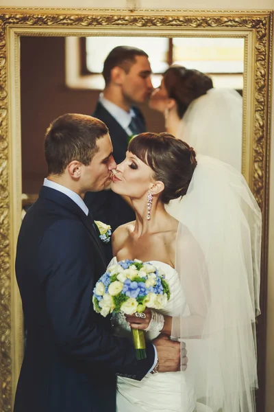 Noivo e noiva está beijando — Fotografia de Stock