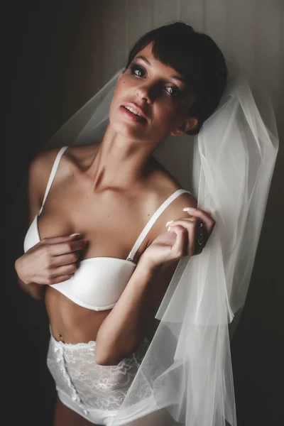 かわいい花嫁は白でポーズをとってください。 — ストック写真