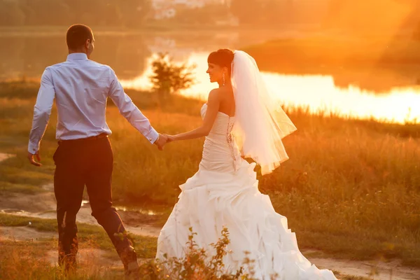 Novio y novia está caminando —  Fotos de Stock