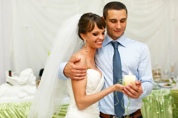 Abraço de casal feliz — Fotografia de Stock