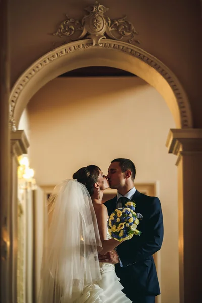 Noivo e noiva está beijando — Fotografia de Stock