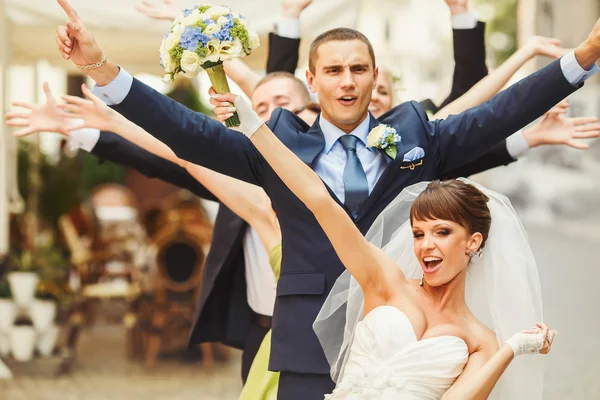 Bräutigam und Braut machen Spaß — Stockfoto