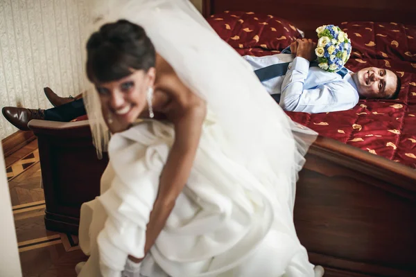 Lächelnder Bräutigam und Braut — Stockfoto