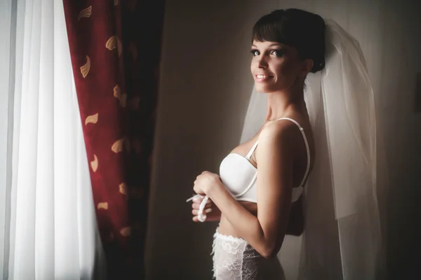 Lächelnde Braut posiert — Stockfoto