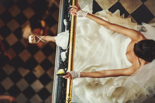 Ler bruden i brudklänning — Stockfoto