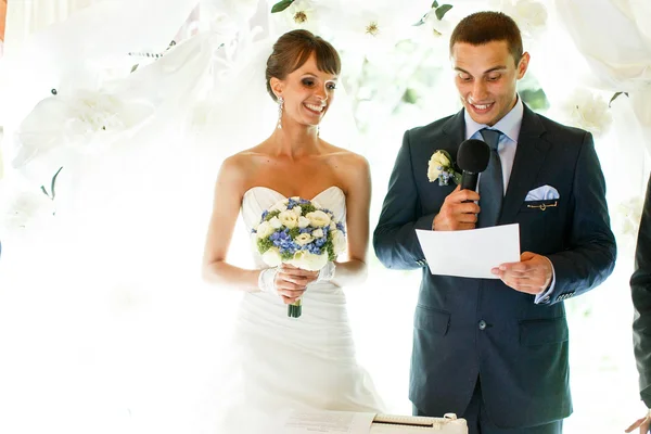 Novio y novia sonrientes — Foto de Stock