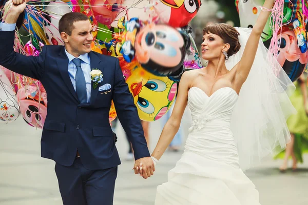 Pareja sosteniendo globos — Foto de Stock