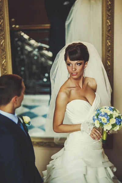 Жених смотрит на невесту — стоковое фото