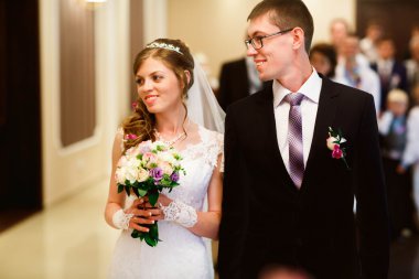 Gelin ve damat yemin sadakat vermek