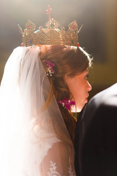 Аукціонна наречена в золотій короні — стокове фото