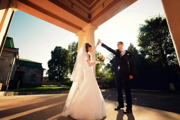 Elegante mooie stijlvolle bruid en bruidegom — Stockfoto