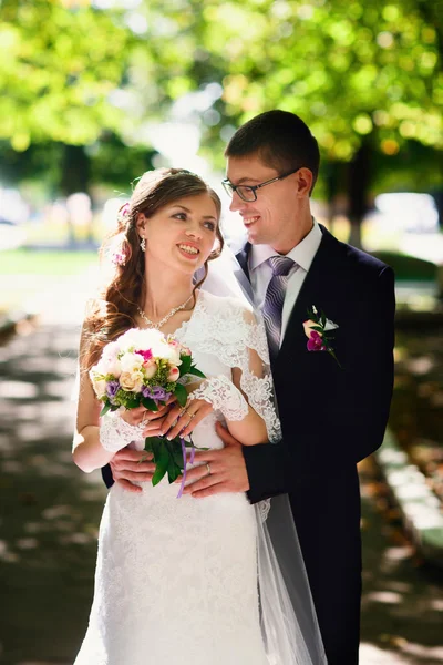 Doce feliz lindo jovem casal — Fotografia de Stock