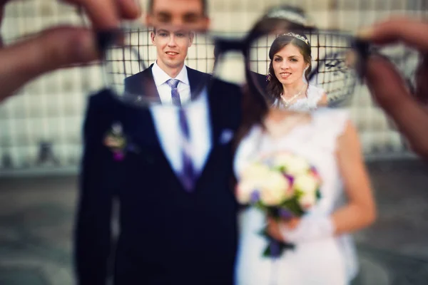 Carino giovane gentile elegante sposa e sposo — Foto Stock