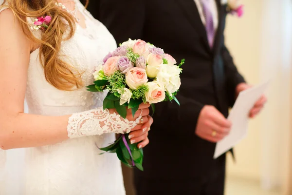 Bruden och brudgummen ge löfte lojalitet — Stockfoto