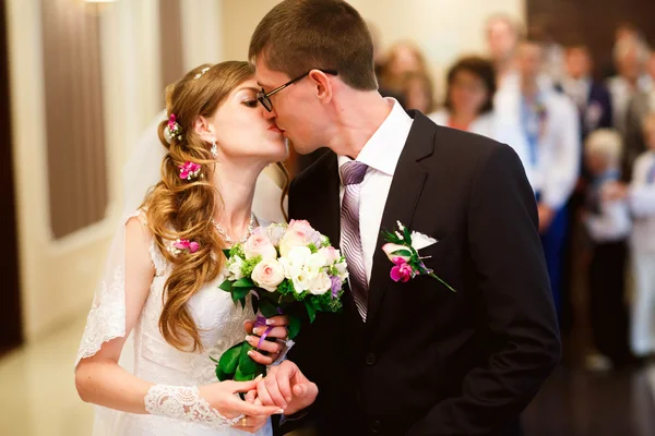 Sposa e sposo dare la fedeltà voto — Foto Stock