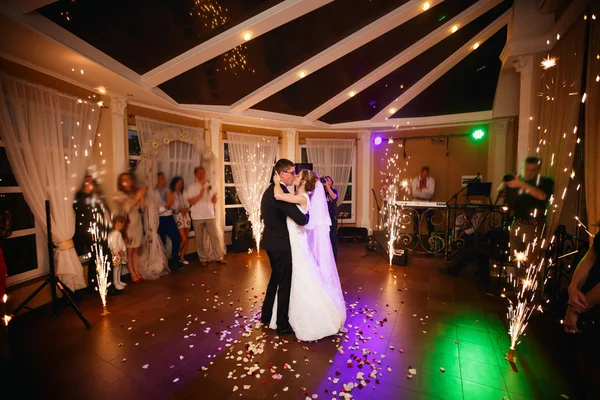 Baile de boda pareja recién casada — Foto de Stock