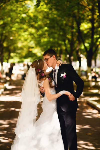 Jeune couple au parc — Photo