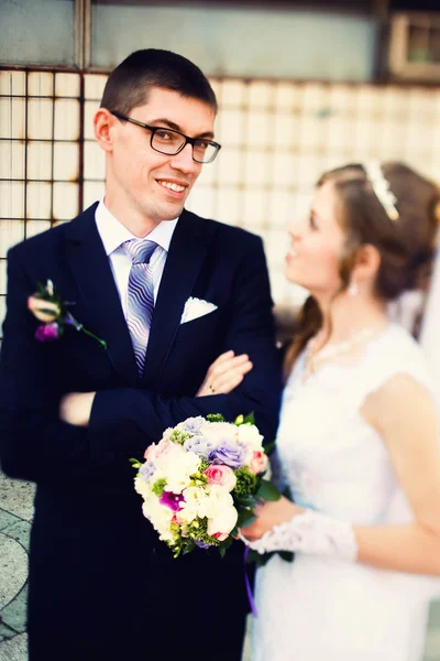 Carino giovane elegante sposa e sposo — Foto Stock