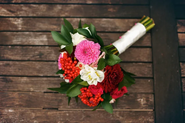 Ramo de flores de boda sobre fondo de madera — Foto de Stock