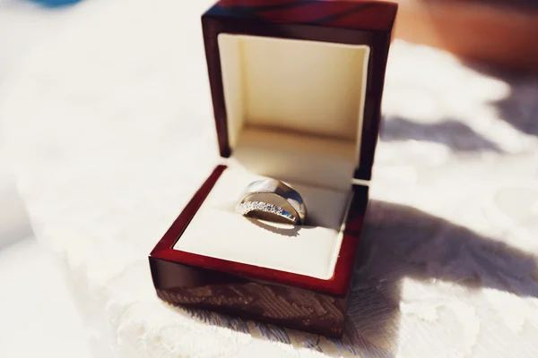 Dos anillos de boda en hermosa caja — Foto de Stock