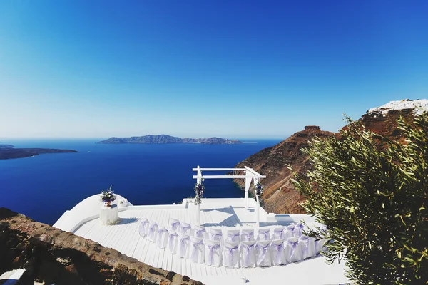 Vigseln i santorini, stolar och arch — Stockfoto