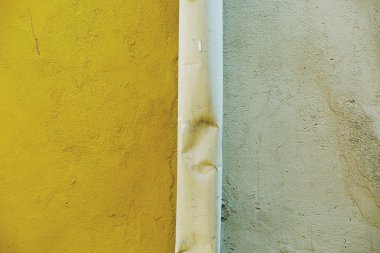 sarı ve yeşil alçı duvar bir arka plan üzerinde oluk