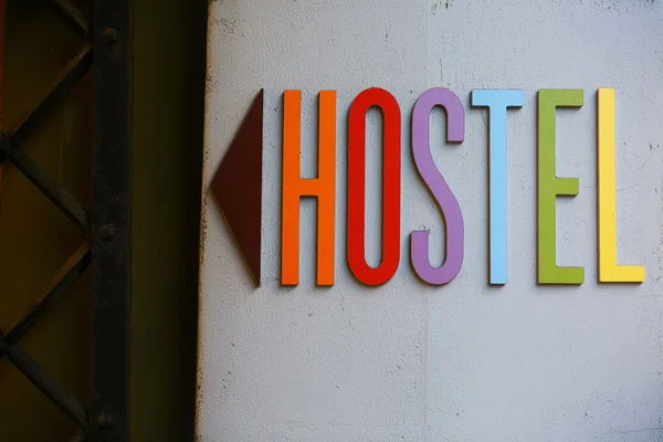 Parlak Renk Işaretçi Gecede Hostel Avrupa — Stok fotoğraf