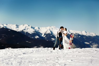 Gelin ve damat öpüşme aşk içinde