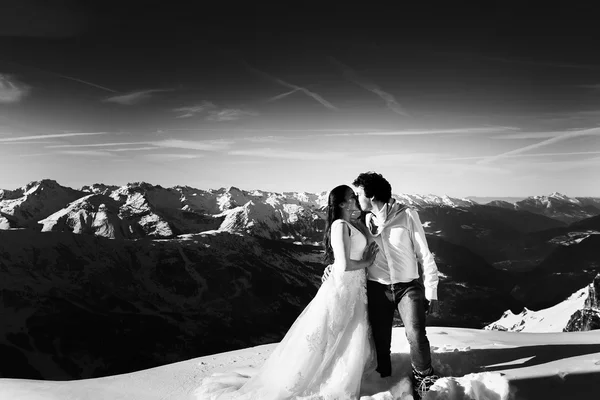 Bruid en bruidegom in liefde kussen — Stockfoto