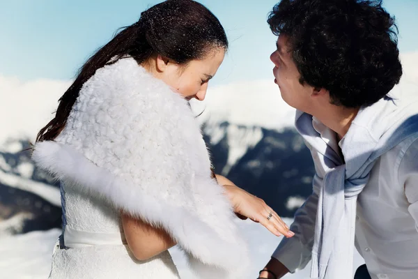 Noiva e noivo no amor soprando neve — Fotografia de Stock