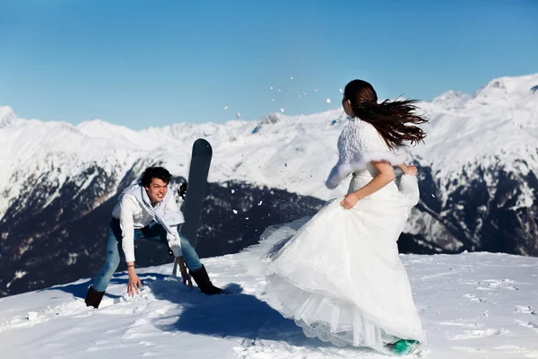 Sposa e sposo in amore gettare neve — Foto Stock