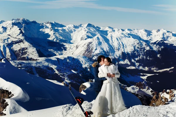 Braut und Bräutigam verliebt beim Küssen — Stockfoto