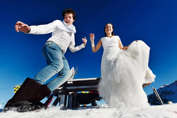 Noiva e noivo no salto do amor — Fotografia de Stock