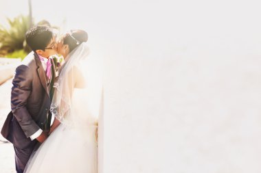 Asya gelin ve damat öpüşme