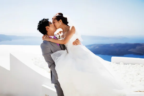 Heureux élégant asiatique mariée et marié — Photo