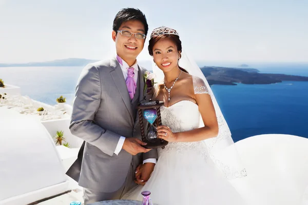 Lachende Aziatische bruid en bruidegom — Stockfoto