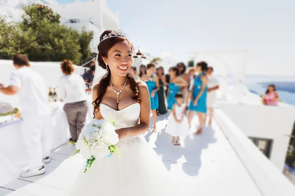 Ravasz, mosolygó gyönyörű ázsiai menyasszony — Stock Fotó