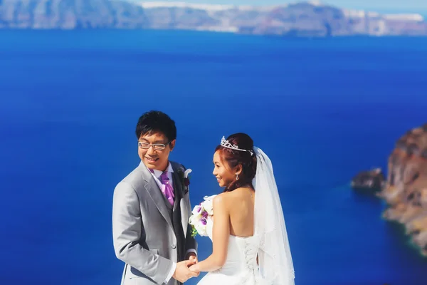 Счастливая стильная азиатская невеста и жених — стоковое фото