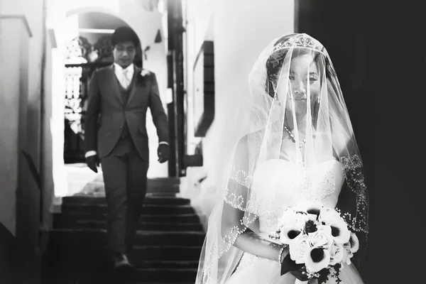 Stijlvolle Aziatische bruidegom en de bruid — Stockfoto