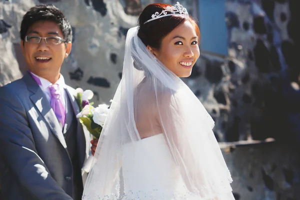 Heureux élégant asiatique mariée et marié — Photo