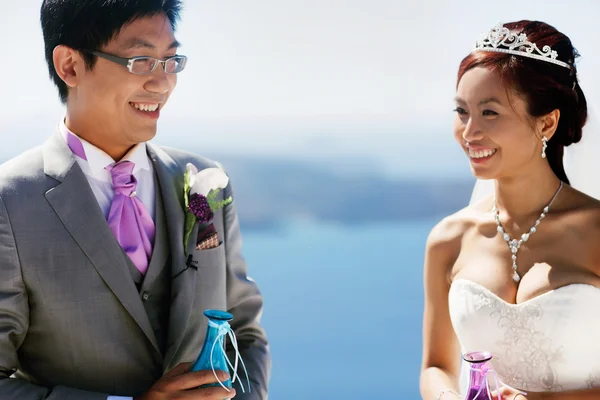 Feliz elegante asiático noiva sorrindo — Fotografia de Stock