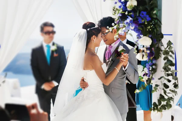 Braut und Bräutigam tanzen ersten Hochzeitstanz — Stockfoto