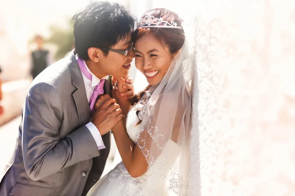 Aziatische bruid en bruidegom glimlachen — Stockfoto