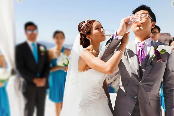 Noiva e noivo bebendo champanhe — Fotografia de Stock