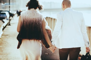 şık gelin ve damat güneşli bir günde yürüyüş