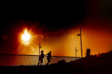 Siluetleri sevgili gelin ve damat